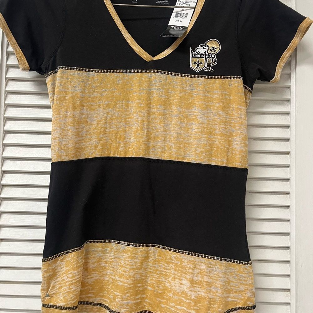 NWT ✨NFL New Orleans saints✨Antigua Black and Gold V-Neck T-Shirt small